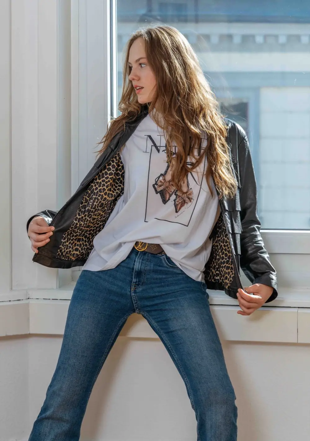 Mädchen in Jeans und Lederjacke mit Leopardenfutter, nach Mass