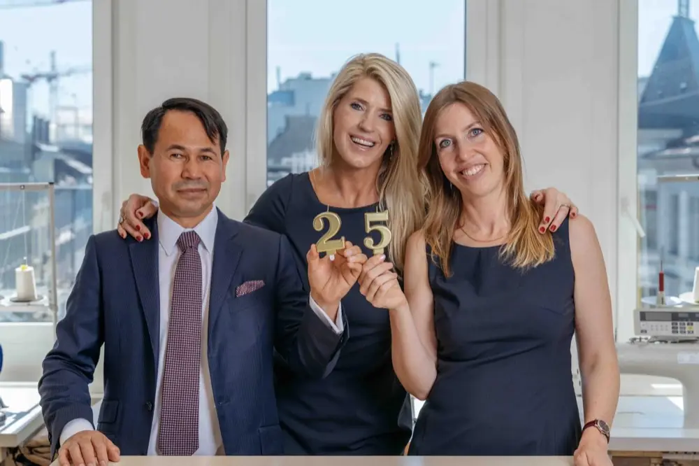 Das Team von Lawrence Fashion mit einer goldenen 25