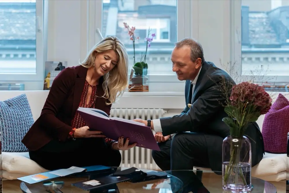 Beratung im Atelier: Anna K. Milojevic Keller zeigt einem Kunden ein Musterbuch
